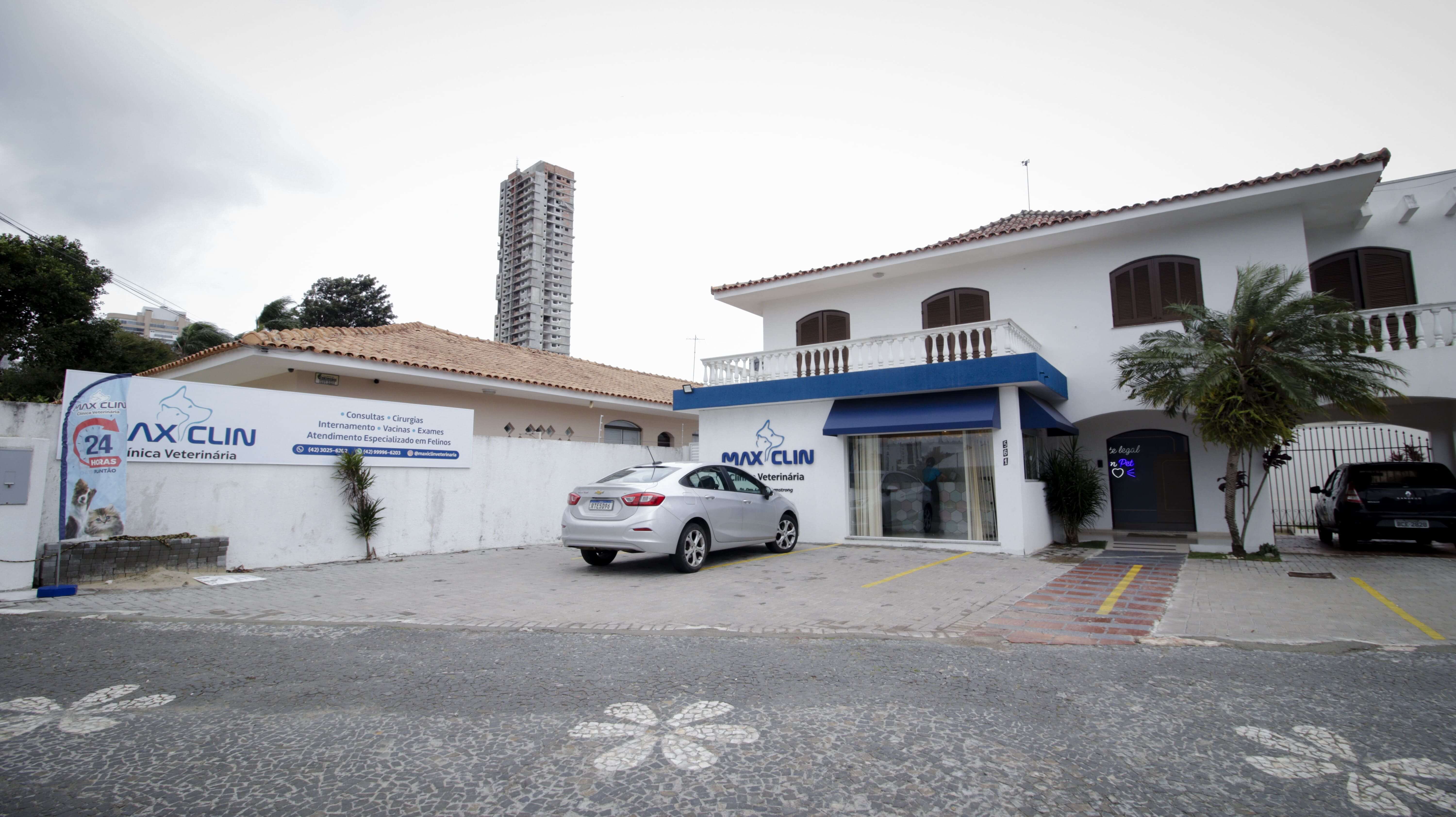 Fachada e estacionamento da MaxiClin em Ponta Grossa