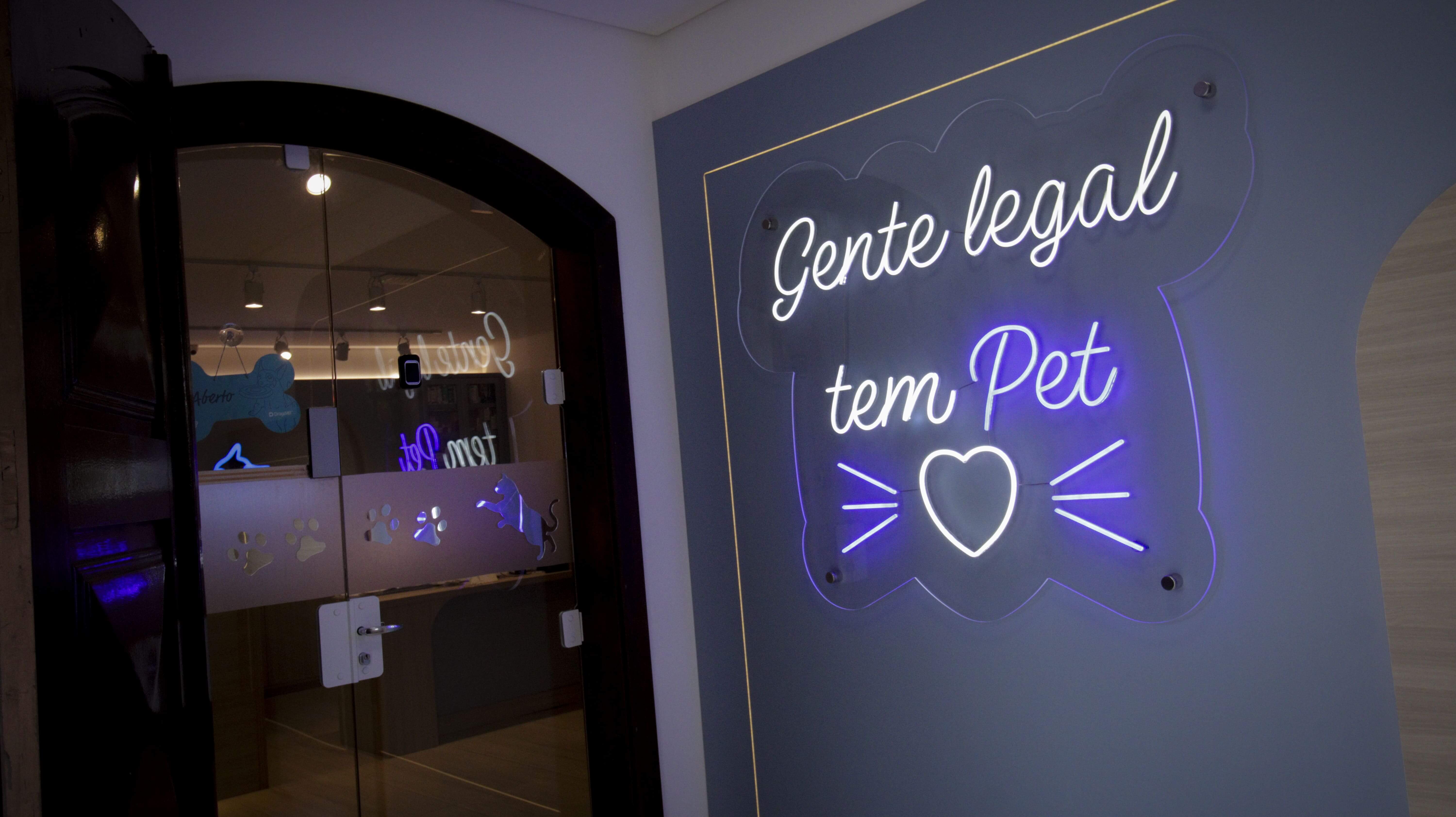 Recepção da MaxiClin, ambiente acolhedor para tutores e pets